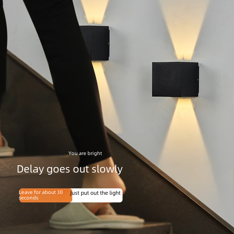 Aplique de pared LED minimalista de aluminio con sensor de movimiento