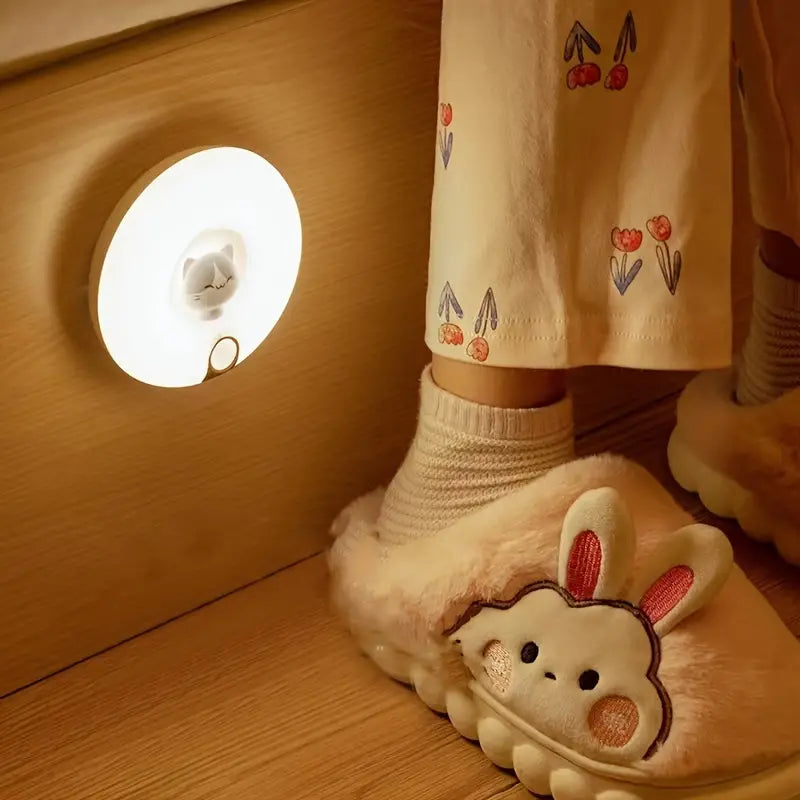 Linda luz nocturna LED recargable con sensor de movimiento y forma de gato