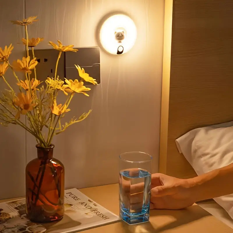 Linda luz nocturna LED recargable con sensor de movimiento y forma de gato
